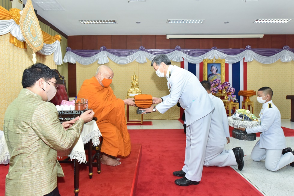 ถวายผ้าไตรพระราชทานและถวายจตุปัจจัยไทยธรรม