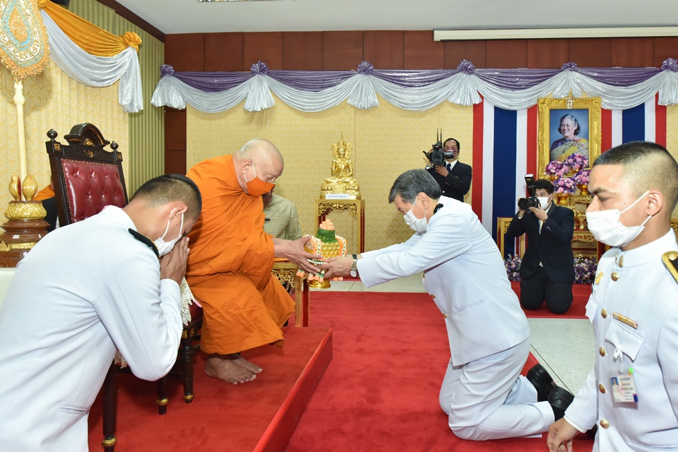 ผู้บริหารมหาวิทยาลัยมหิดลและคณะกรรมการอานวยการโครงการเฉลิมพระเกียรติ ๖๕ พรรษาฯ ถวายเครื่องสักการะ