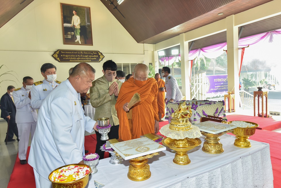 เจ้าประคุณสมเด็จพระวันรัตประพรมน้าพระพุทธมนต์และโปรยข้าวตอกดอกไม้ที่หุ่นองค์พระ