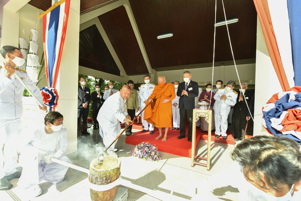เจ้าประคุณสมเด็จพระวันรัตประพรมน้าพระพุทธมนต์และโปรยข้าวตอกดอกไม้ที่หุ่นองค์พระ