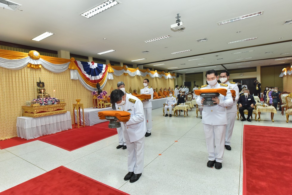 พิธีอัญเชิญผ้าไตรพระราชทานประดิษฐานหน้าพระฉายาลักษณ์สมเด็จพระกนิษฐาธิราชเจ้ากรมสมเด็จพระเทพรัตนราชสุดาฯ สยามบรมราชกุมารี